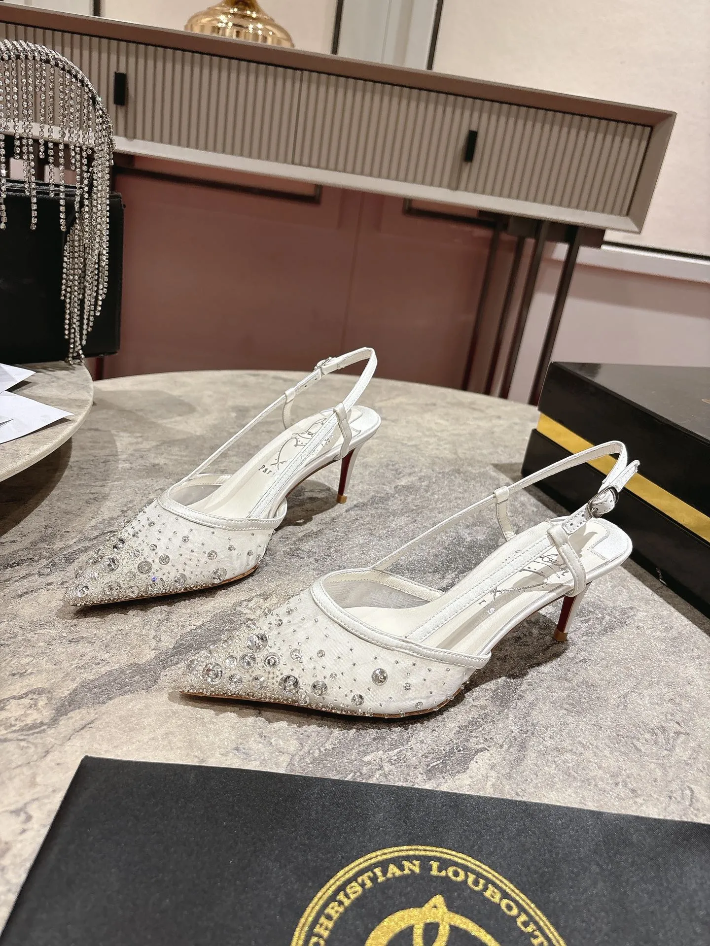 👟👟Ex-factory price 740👟👟 🆑❥∙ Mesh seam drill (single shoe)🦋✪ꫛꫀw.✔︎ This style features a slightly pointed toe made from white mesh with crystal beads and diamonds, a 65mm heel height, hand-placed crystals added to the front, and our signature Louboutin red sole with Christian Louboutin's signature and heart-shaped imprint logo on the insole. Size: 34 yards-42 yards (34.40.41.42. Customized, non-returnable and non-exchangeable‼️) Heel height: 6.5cm Color: White Apricot